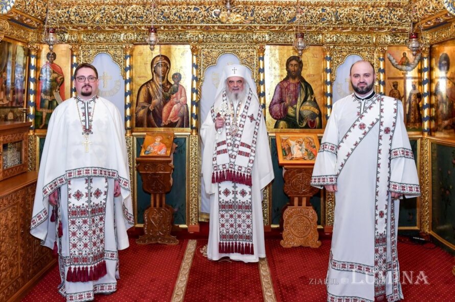 De Ziua Portului Tradiţional din România, Patriarhul Daniel a purtat veșminte liturgice cu motive tradiționale românești.