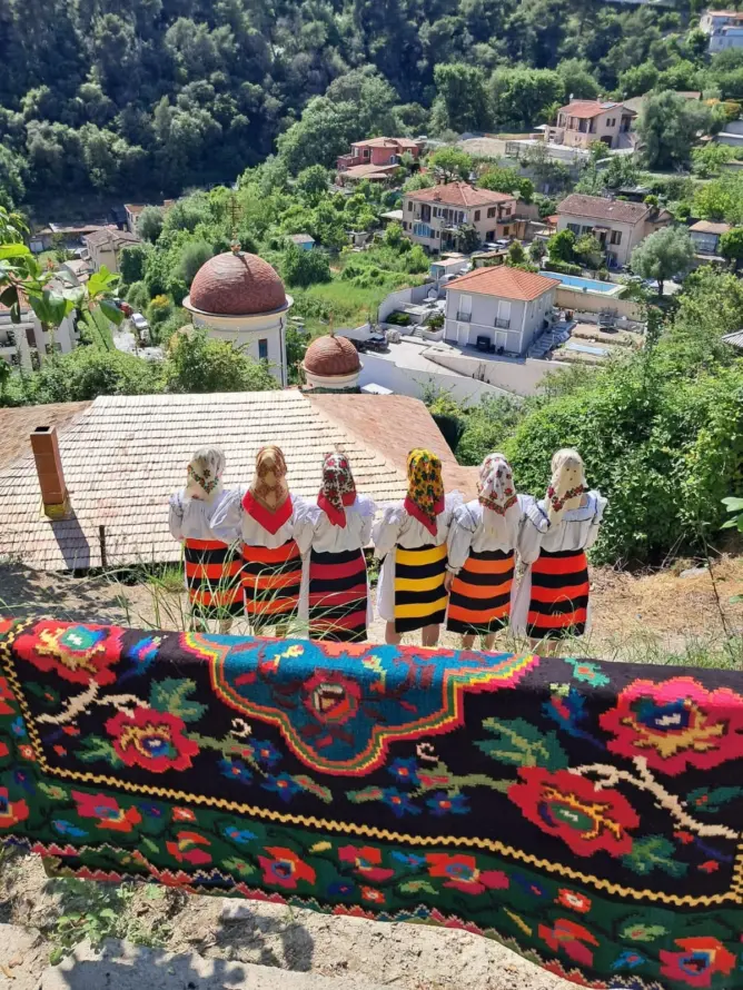 Coasta de Azur văzută prin ochii comunității românești de la Nisa. Foto credit: La Blouse Roumaine