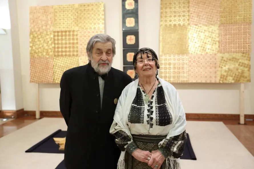 Silviu Oravitzan, denumit și Pictorul Luminii, care se inspiră, printre altele, și din portul popular. Alături de Gina Oravitzan. Foto credit: Silviu Oravitzan