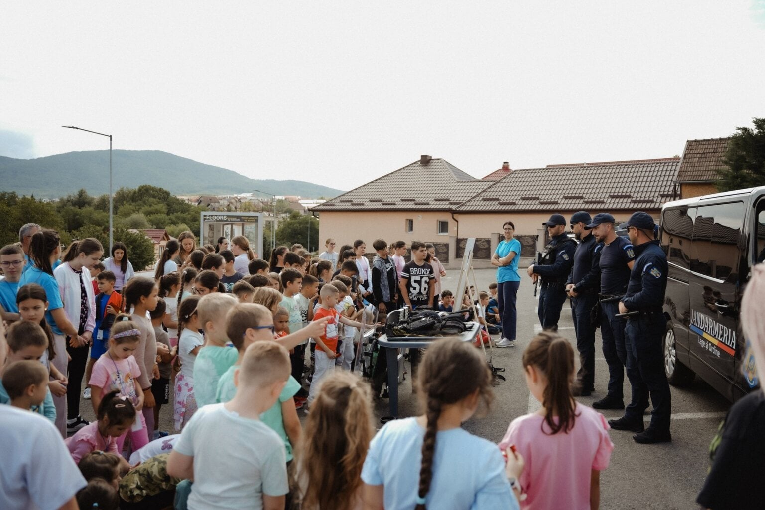 140 de copii au primit sfaturi de la jandarmi la o școală de vară organizată de o parohie din Zalău
